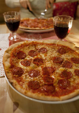 Namnam: Jeroens hjemmelagde pizza bakes i en tradisjonell steinovn med ingredienser fra Italia. Foto: Mette Møller. Namnam: Jeroens hjemmelagde pizza bakes i en tradisjonell steinovn med ingredienser fra Italia. Foto: Mette Møller.