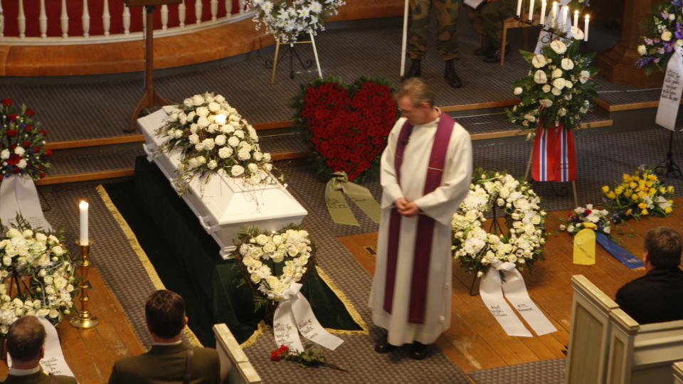 FULLSATT KIRKE:  Den norske soldaten Claes Joachim Olsson, som mistet livet i Afghanistan
ble begravet i �stre Fredrikstad kirke i dag.  Foto: Berit Roald / SCANPIX
