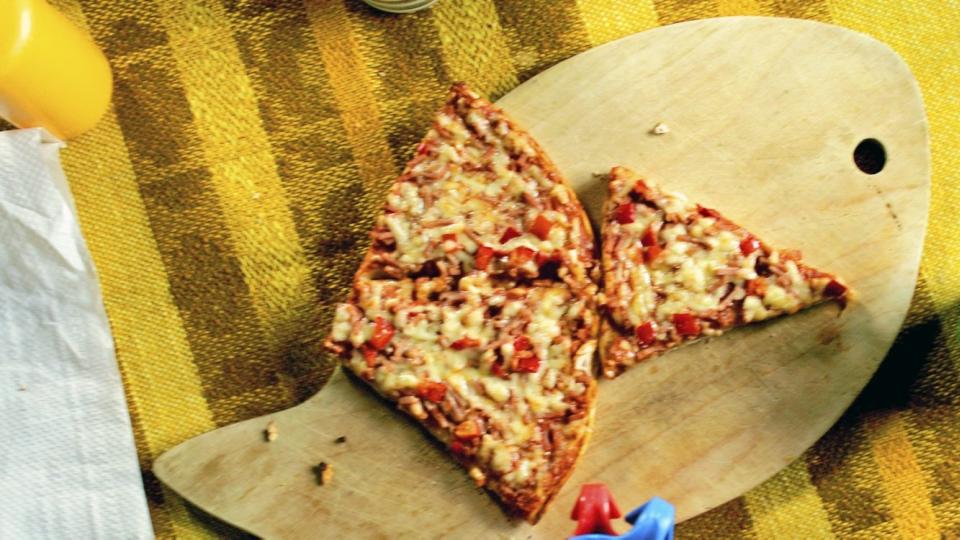 GRANDIOSA: Frossenpizzaen kan inng� i et variert kosthold, og blir sunnere om du �pimper� den med ekstra gr�nnsaker, magert kj�tt og spiser salat til. Illustrasjonsfoto: Scanpix