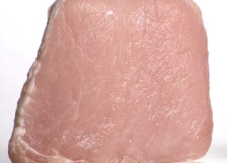 KJ�TT: Kj�tt med lite fett gir frossenpizzaen mer protein og gj�r at du blir fortere mett. Har du rester av stekt kyllingfilet eller rensk�ret svinekj�tt fra dagen i forveien, passer det perfekt. Illustrasjonsfoto: Colourbox.com
