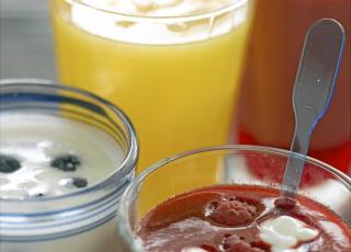 FRUKT: Drikk en fruktsmoothie ved siden av eller til dessert, det metter og smaker godt, samtidig som du f�r i deg litt av de anbefalte 5 om dagen. Putt gjerne ananas opp� pizzaen, hvis du liker det. Illustrasjonsfoto: Colourbox.com
