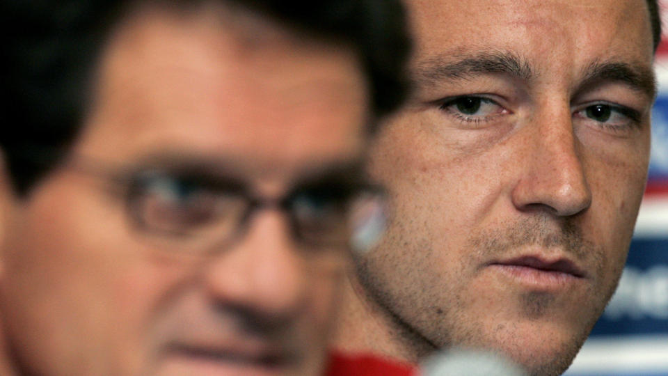 FERDIG: Skandalene rundt John Terry er ikke en England-kaptein verdig, har Fabio Capello bestemt. Dermed fratas Chelsea-stopperen kapteinsbindet for landet sitt. Foto: Alastair Grant / AP.