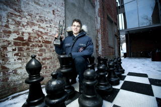 FORLOT BORDET: Magnus Carlsen ble slått i lynsjakk av russiske Kosteniuk, og gikk fra bordet uten å takke for partiet. Her er han fotografert etter å ha fått folkets idrettspris i Dagbladet. Foto: Henning Lillegård / DAGBLADET. FORLOT BORDET: Magnus Carlsen ble slått i lynsjakk av russiske Kosteniuk, og gikk fra bordet uten å takke for partiet. Her er han fotografert etter å ha fått folkets idrettspris i Dagbladet. Foto: Henning Lillegård / DAGBLADET.