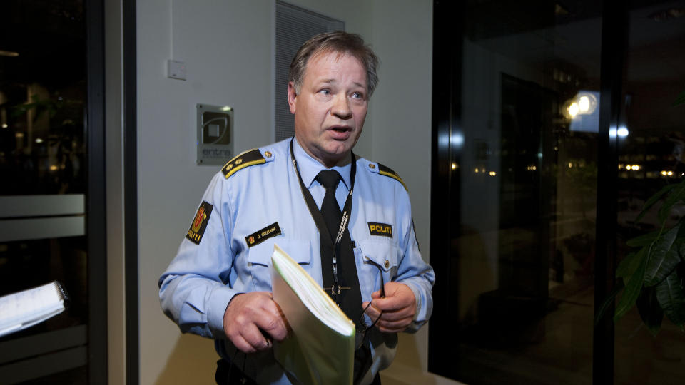 DRAMATISK 112-TELEFON: Politioverbetjent Olav Brubakk fortalte i kveld om n�dtelefonene som skal ha kommet fra bagasjerommet i en bil. Foto: HENNING LILLEG�RD