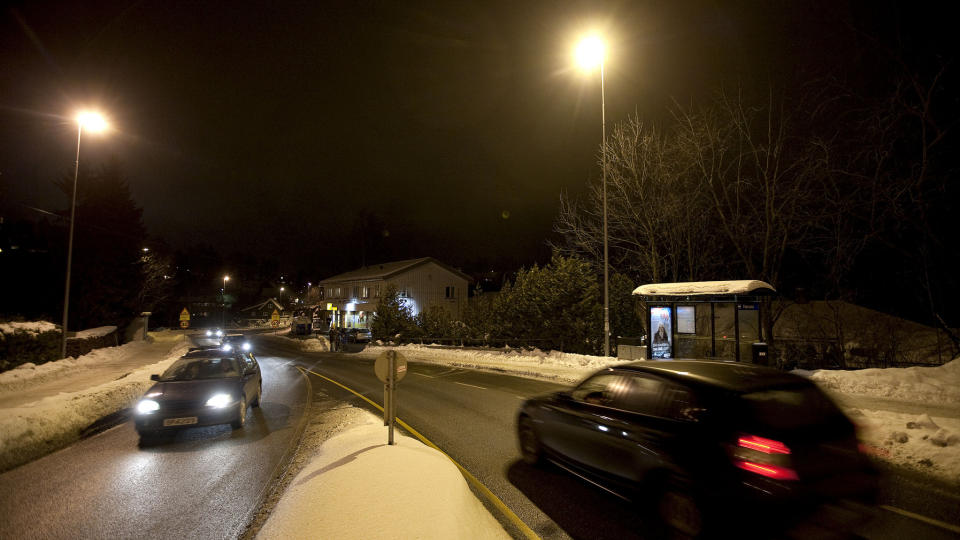 �STEDET: P� vei til en bussholdeplassen i H�vik, bare et par-tre hundre meter fra sitt eget hjem, skal den 26 �r gamle kvinnen ha blitt kidnappet av en ukjent mann i en m�rk personbil. Foto: HENNING LILLEG�RD