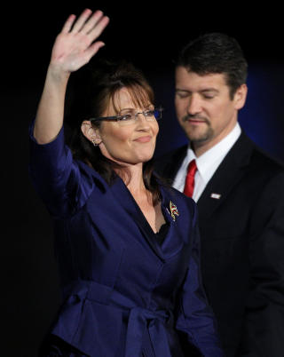 - SKYGGEGUVERN�R: Todd Palins (t.h) sentrale rolle i kona Sarah Palins administrasjon da hun var guvern�r i Alaska f�rte til at flere kalte ham for skyggeguvern�ren. Foto: David McNew/Getty Images/AFP/Scanpix