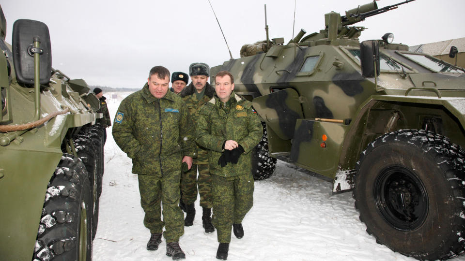 GODKJENTE DOKTRINE: Russlands president Dmitrij Medvedev (t.h.) godkjente fredag landets nye milit�rdoktrine. Foto: REUTERS/SCANPIX