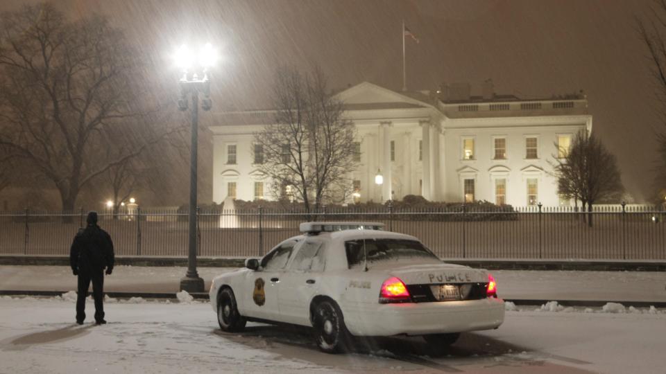 DET HVITE HUS... blir enda hvitere av sn�teppet som legger seg over Washington D.C. Foto: AP Photo/Charles Dharapak/Scanpix