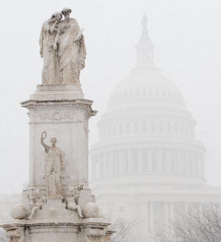 SN�TEPPE: Et hvit vinterteppe har lagt seg over Washington D.C. Og mer vil komme. Foto:  AFP Photo/Paul J. Richards/Scanpix