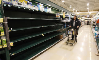UTSOLGT: Amerikanere har hamstret inn til Super Bowl-helga, og blir trolig v�rfast med mellom 50 og 75 centimeter sn� utenfor d�ra. Foto:  REUTERS/Kevin Lamarque/Scanpix