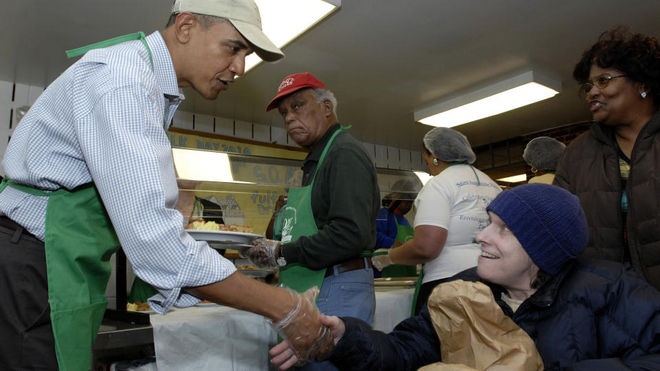 - HEI, KOM HER OG JOBB: Hver niende amerikaner f�r n� matvarehjelp fra myndighetene, og president Barack Obama tok selv nylig et tak p� et senter for hjeml�se i Washington. Enkelte av de ansatte synes tilsynelatende han brukte vel mye tid p� � hilse p� de bes�kende.' Foto: REUTERS/SCANPIX