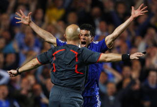 GLEMMES IKKE: Tom Henning �vreb� synes det er naturlig at han som dommer alltid forbindes med aggresive Chelsea-spillere p� Stamford Bridge i mai 2008. Foto: REUTERS/Eddie Keogh