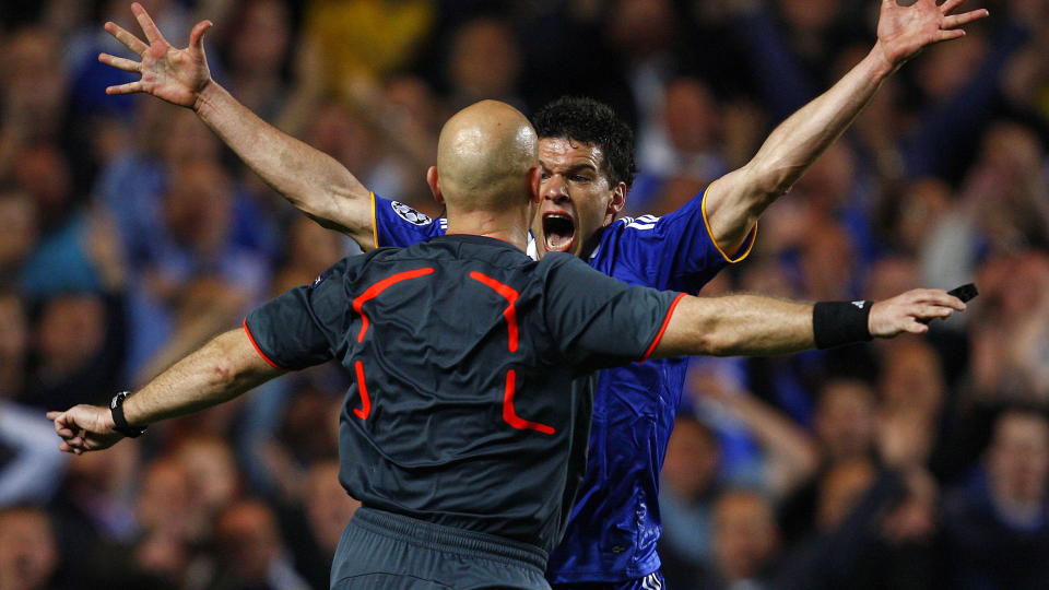 RASENDE: Ja, bildet forteller vel sitt. Tom Henning �vreb� utelukker ikke at oppstyret rundt Champions League-semifinalen kan ha v�rt med p� � robbe ham fra VM-sluttspill i sommer.Foto: SCANPIX/REUTERS/Eddie Keogh