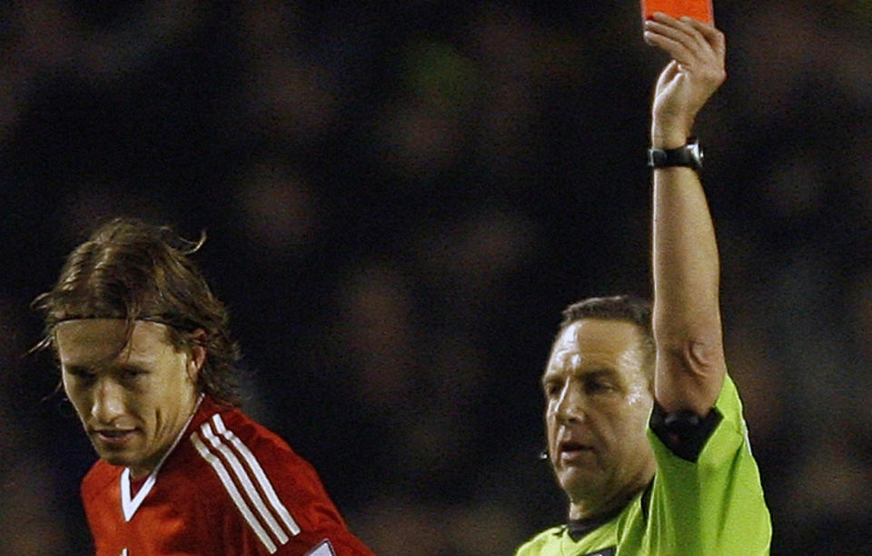 KJENT SYN: Liverpools Lucas Leiva fikk det r�de kortet da Liverpool m�tte Everton i FA-cupen i februar i fjor. Det skjer ofte i Merseyside-derbyet.Foto: SCANPIX/AP/Paul Thomas
