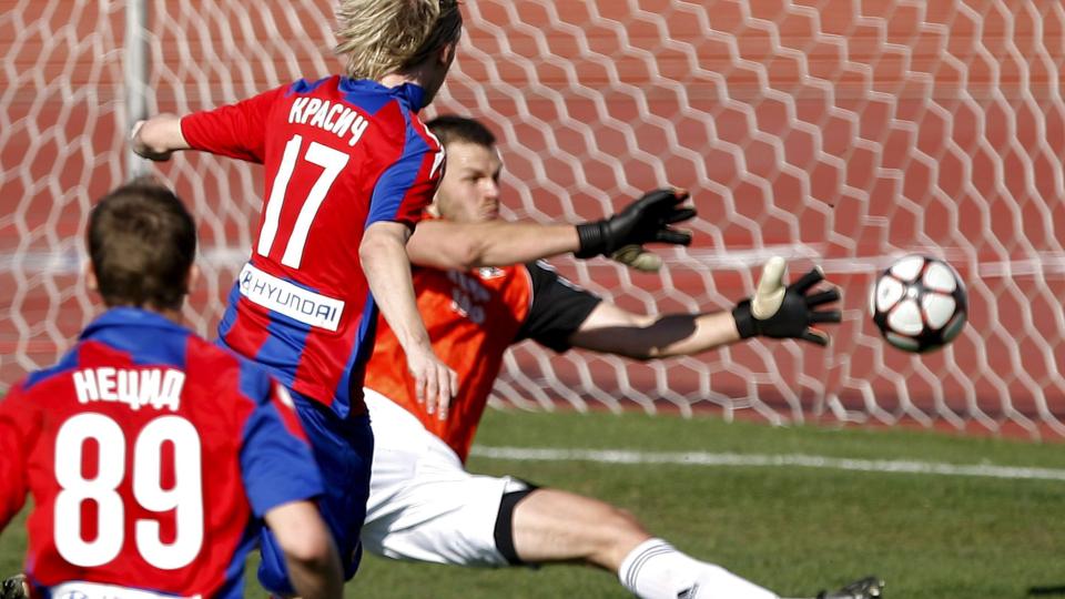BAKLENGS: Rosenborgs nye m�lvakt Daniel �rlund m�tte hente fire baller ut av nettet i m�tet med Krasick Milos og CSKA Moskva.Foto: SCANPIX/EPA/JORGE ZAPATA