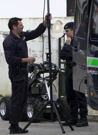 TEKNIKERE: Politiet har funnet to detonatorer. Foto: REUTERS/Carlos Barroso/Scanpix