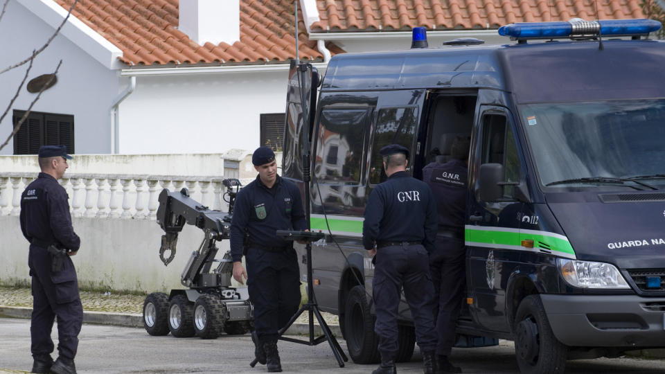 GJENNOMS�KTE HUSET: Politiet brukte en bomberobot. Foto: REUTERS/Carlos Barroso/Scanpix