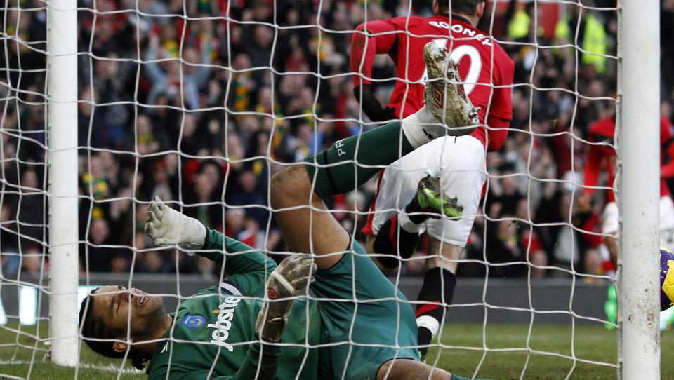 ENVEISKJ�RING: Manchester United topper Premier League etter at de i ettermiddag slo Portsmouth 5-0. Her har Wayne Rooney akkurat stanget inn kampens f�rste forbi David James.Foto: REUTERS