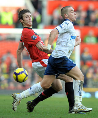 GOD CARRICK: Michael Carrick s�rget for Uniteds tredje m�l da han sk�ret via et Portsmouth-bein f�r timen var passert. Foto: AFP