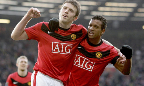 FLYR H�YT: Michael Carrick og Nani leverte begge solide forestillinger i ettermiddagens oppgj�r p� Old Trafford. Foto: AP