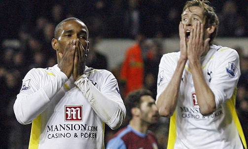 ER DET MULIG!?:Jermaine Defoe og Peter Crouch fortviler over en av mange misbrukte muligheter. Foto: AFP