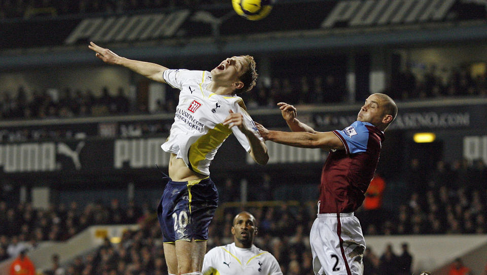 TETT, JEVNT OG M�LL�ST:Micahel Dawson og Luke Young i en av kveldens mange dueller p� White Hart Lane. Villa forsvarte seg godt i 90 minutter og tok et poeng i London. Foto : AFP