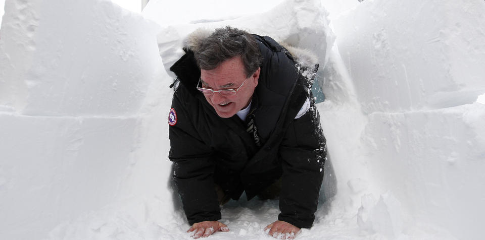 SLETTER GJELD: Canada finansminister Jim Flaherty, her p� vei ut av en iglo, sier G7-landene skal slette Haitis bilaterale gjeld som f�lge av jordskjelvkatastrofen. Foto: REUTERS/SCANPIX