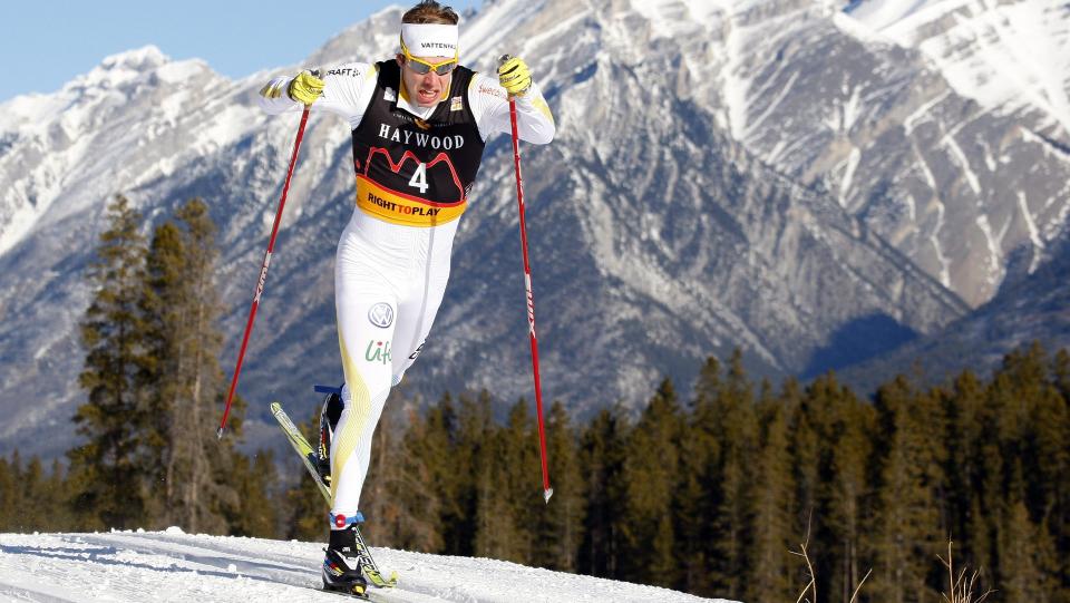 OVERLEGEN SEIER: Svenske Emil J�nsson var suveren i dagens klassisk-sprint i Canmore, Canada. John Kristian Dahl ble nummer to. Ingen av de Ol-uttatte norske l�perne stilte til start. Foto: AP