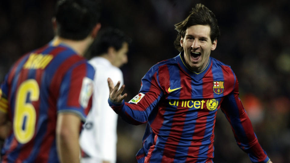 FLYR H�YT: De to m�lscorerne Messi og Xavi feirer f�rstnevntes sk�ring. Barcelona vant til tross for to r�de kort. Foto: REUTERS