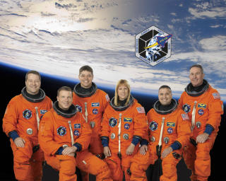 MANNSKAPET: Fra venstre: Kommand�r Nicholas Patrick, oppdragsspesialistene George Zamka, Robert Behnken, Kathryn Hire, pilot Terry Virts og oppdragsspesialist Stephen Robinson. Foto: REUTERS/NASA/SCANPIX