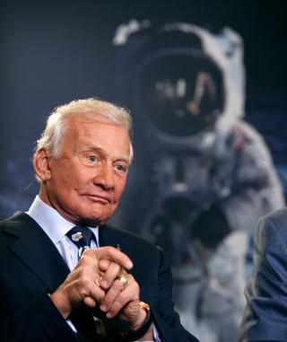 GLAD FOR M�NEDROPP: Buzz Aldrin, den andre til � g� p� m�nen, applauderer Obamas kansellering av m�neplanen. Han mener vi skal droppe m�nen og satse p� m�l som Mars. Foto: AFP/SCANPIX