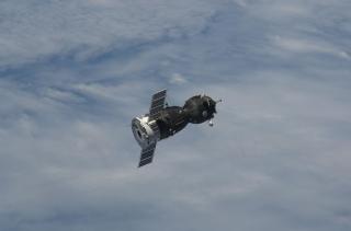 STYRTES IKKE I HAVET: Et russisk Soyuz-fart�y sett fra ISS. Romstasjonen f�r forlenget levetid i Obamas statsbudsjettforslag.  EPA/NASA T.V./SCANPIX