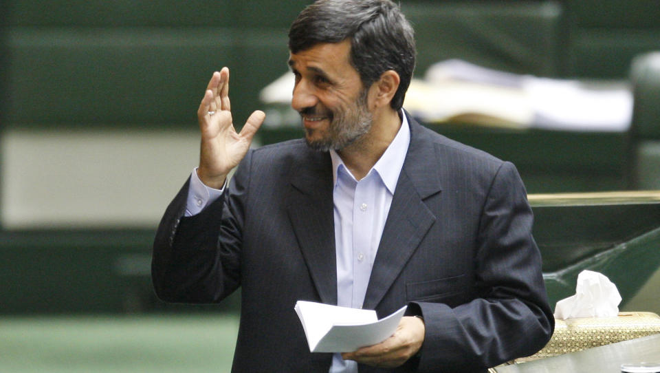 ORDRE: Irans president Mahmoud Ahmadinejad har gitt ordre om at landets atomenergigruppe skal produsere anriket uran til en forskningsreaktor i Teheran. Bildet er fra parlamentet i Teheran. Foto: AP