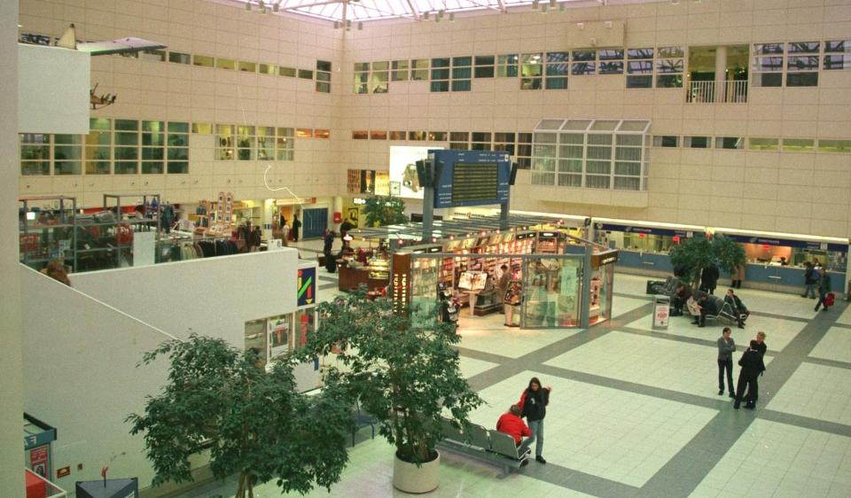 EVAKUERT: Alle som allerede var sikkerhetskontrollert m�tte ut i ankomsthallen igjen p� Bergen Lufthavn, Flesland. Foto: Scanpix