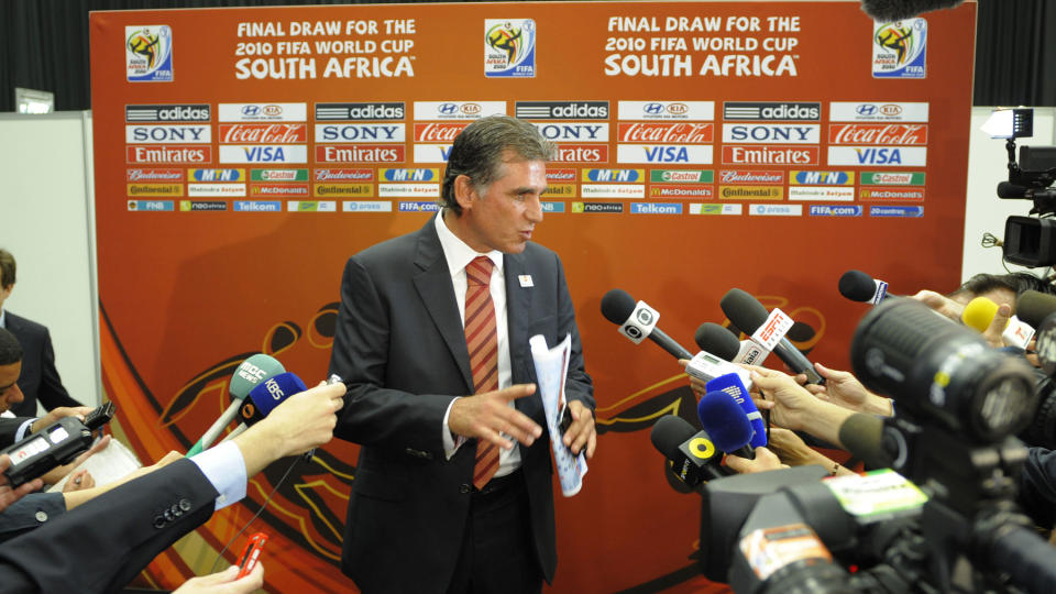 HET I TOPPEN: Portugal-trener Carlos Queiroz synes ikke sammenst�tet med en portugisisk journalist er noe s�rlig � ta p� vei for. I dag ser han trekningen til EM i Polen og Ukraina 2012 live i Warszawa.Foto: SCANPIX/AFP/GIANLUIGI GUERCIA