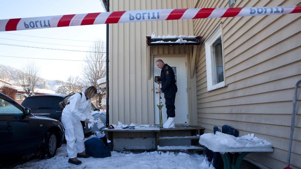 �STEDET: Teknikere har i dag unders�kt adressen der Notodden-kvinnen skal ha blitt skadet av kj�resten slik at hun d�de. Foto: Torbj�rn Berg