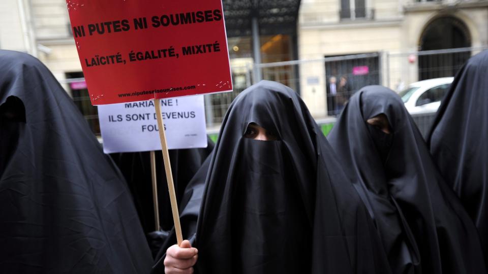 BRENNHETT TEMA: Demonstranter i Paris demonstrerer for sekularitet, likhet og blanding 26. januar i �r. Et regjeringsoppnevnt utvalg leverte i januar en inntilling til det franske parlamentet der de foresl�r 18 tiltak for � begrense retten til � b�re burka og niqab. Sikring mot ran og andre kriminelle handlinger p� steder nevnes ogs� som begrunnelse i rapporten. Foto: EPA/YOAN VALAT