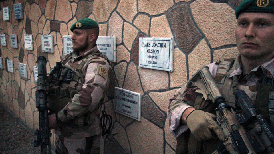 MINNED DE D�DE SOLDATENE: ISAF-leieren nord i Afghanistan har en minnevegg med blanketter for soldatene drept i Afghanistan.  Foto: SCANPIX