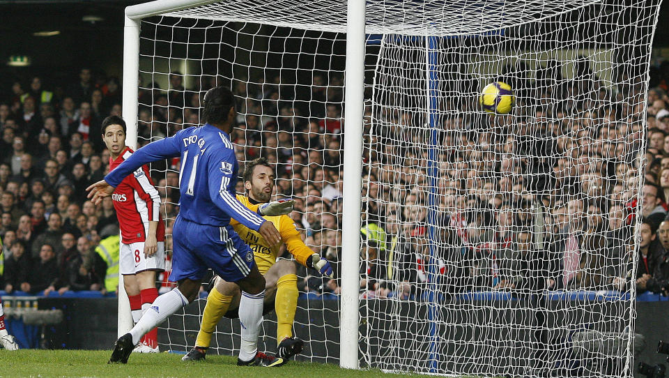 D�RLIG ID�: Didier Drogba ble helt glemt p� bakre stolpe da corneren ble stusset videre fra John Terry, og kunne enkelt gi Chelsea en tidlig ledelse.Foto: SCANPIX/AFP/GLYN KIRK