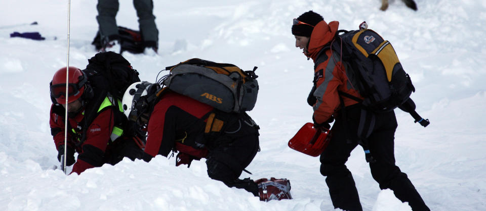 STOR SKREDFARE: Store sn�mengder og sterk vind gj�r at mange skisteder i Alpene har utstedt skredvarsel og frar�der kj�ring utenfor de oppmerkede l�ypene.  Bildet er tatt under en rednings�velse i Val d'H�rens tidligere denne m�neden. Arkivfoto: REUTERS/SCANPIX