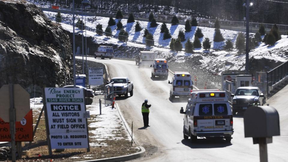 STORT OMFANG: Flere titalls ambulanser rykket i kveld ut til gasskraftverket i Middletown i Connecticut mens brannvesenet jobbet for � slukke flammene etter eksplosjonen. Foto: Hartford Courant / AP