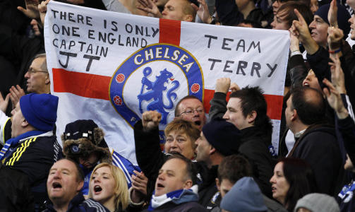 KLAR TALE: Chelsea-fansn sang og holdt opp banner for John Terry gjennom hele kampen.  Foto: REUTERS