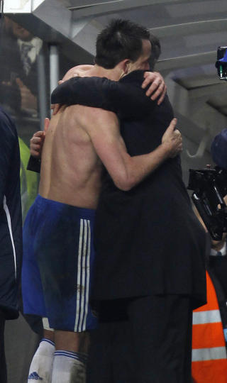 ST�TTE: Chelseas John Terry f�r en velfortjent klem av sjefen Carlo Ancelotti etter dagens seier mot Arsenal  Foto: REUTERS