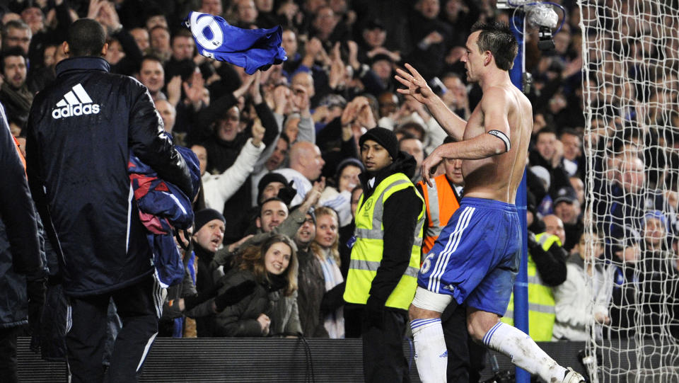 TAKKET DE TROFASTE: John Terry kaster skjorta til fansen som takk for st�ttet under kampen og den siste uken. John Terry leverte en meget bra kamp mot Arsenal, til tross for den siste ukens turbulens. Foto: AP