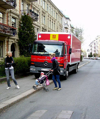 STANS P� FORTAU:  Hinder for alle grupper fotgjengere - blinde, rullestolbrukere, barn og eldre m� ut i trafikkert gate for � passere. I tillegg er det skilt stans forbudt p� dette stedet. (Trafikkreglenes �17 nr.1 pkt.c og skilt 370 stans forbudt)