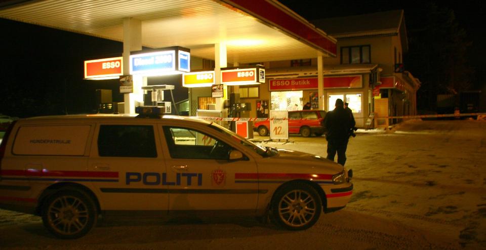 UKJENT GJERNINGSMANN: Politiet leter i kveld etter en eller flere personer som skj�t en mann i l�ret i en veikant i Nes. Foto: DAN �SEN HANSEN