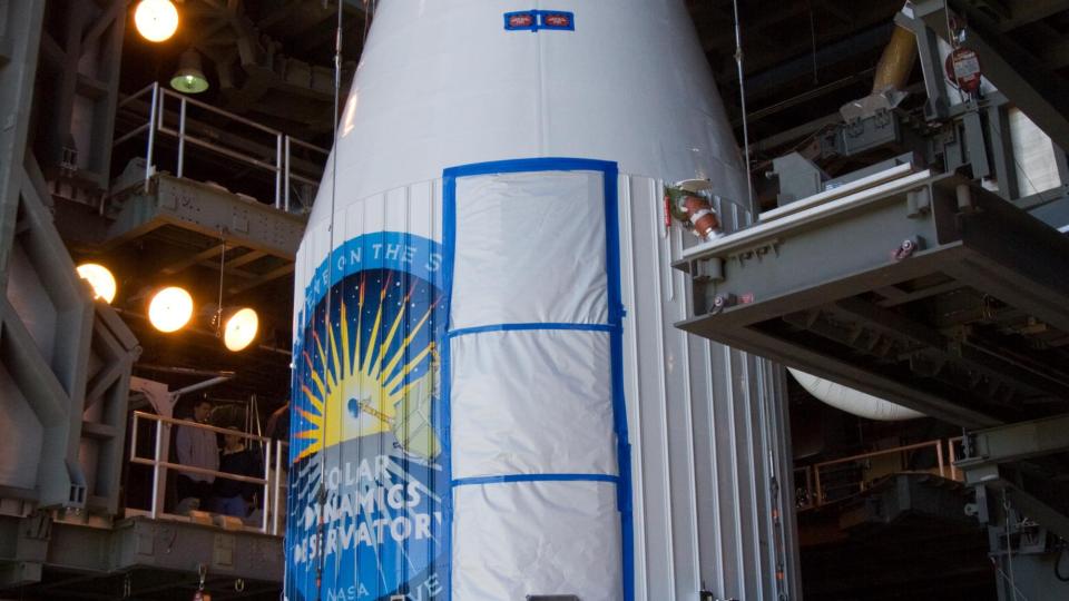 VERDIFULL INFORMASJON:  NASAs nye Solar Dynamics Observatory skal gi forskerne mer informasjon om v�ret p� sola, som skaper problemer for fly og kommunikasjonsutstyr p� jorden. Her jobber teknikerne med � feste satellitten p� raketten Atlas V, som skal ta den ut i verdensrommet fra Cape Carneval tirsdag. Foto: NASA/SCANPIX
