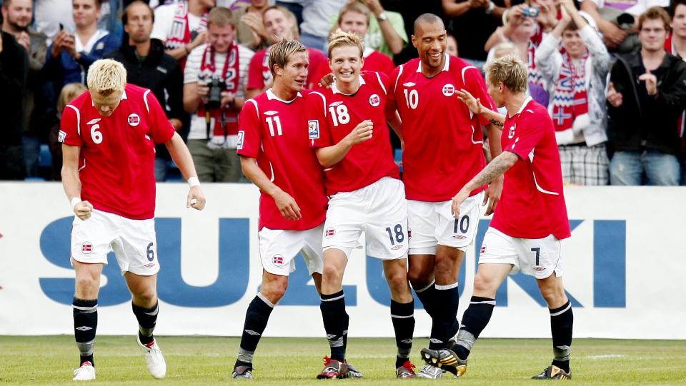 B�R HA FLYT: De norske spillerne har etter sigende 36 prosent sjanse for � n� EM-sluttspillet i Polen og Ukraina i 2012. Her jubles det under h�stens kamp mot Skottland. Foto: Kyrre Lien / SCANPIX