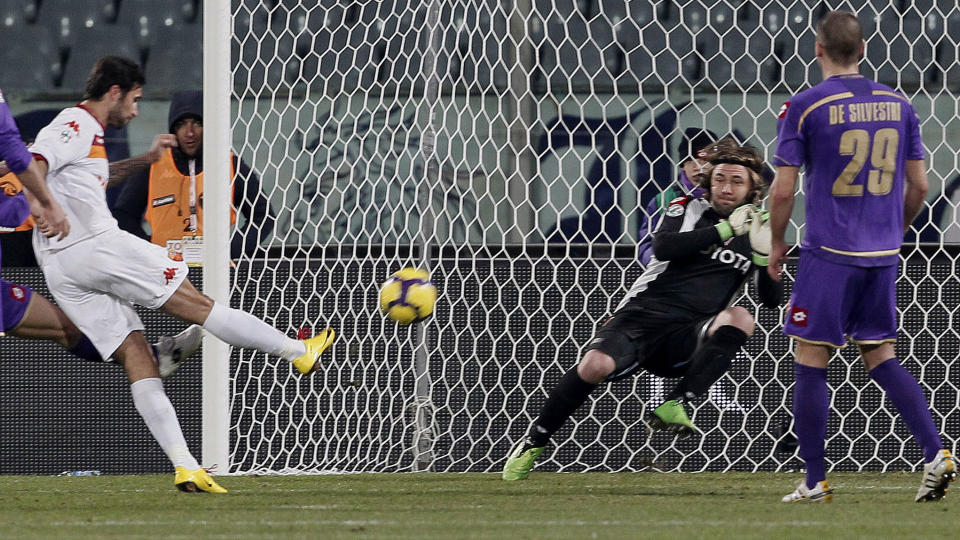 MATCHVINNER: Romas Mirko Vulcinic banker ballen i m�l og s�rger for tre nye Roma-poeng av den heldige sorten mot Fiorentina. Foto: AFP