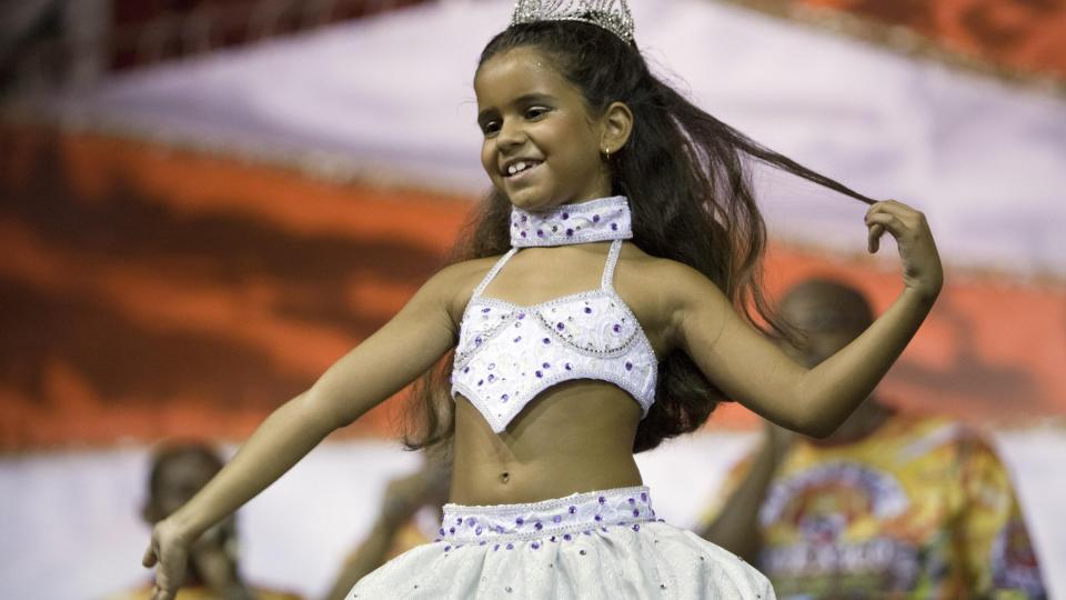 KAN BLI NEKTET � DELTA: Foreldrene til Julia Lira (7) driver en av Rio de Janeiros st�rste sambaskoler. De �nsker � bruke datteren som frontfigur for skolens prosesjon i karnevalet som starter neste uke. Foto: AP PHOTO/SCANPIX